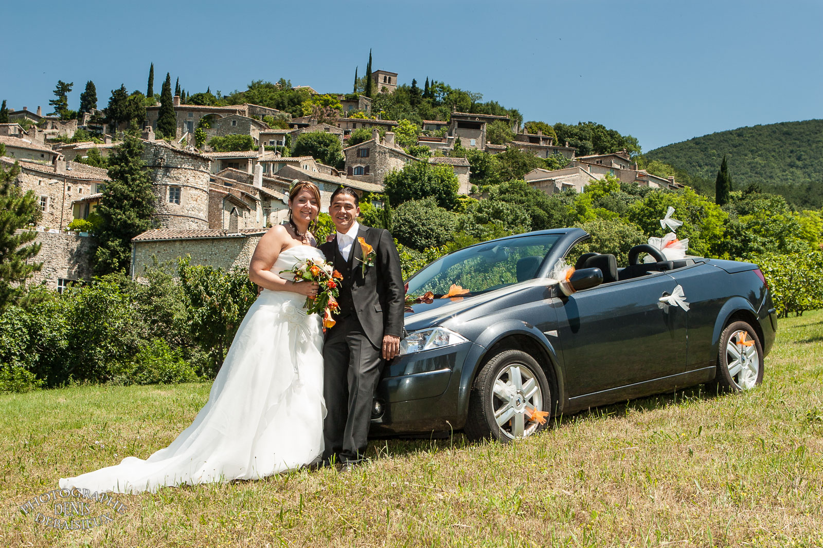Les mariés et la voiture