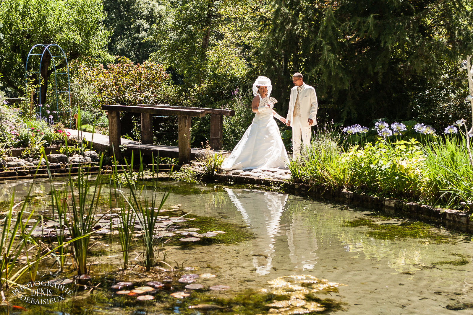 Reflet des mariés dans l'eau