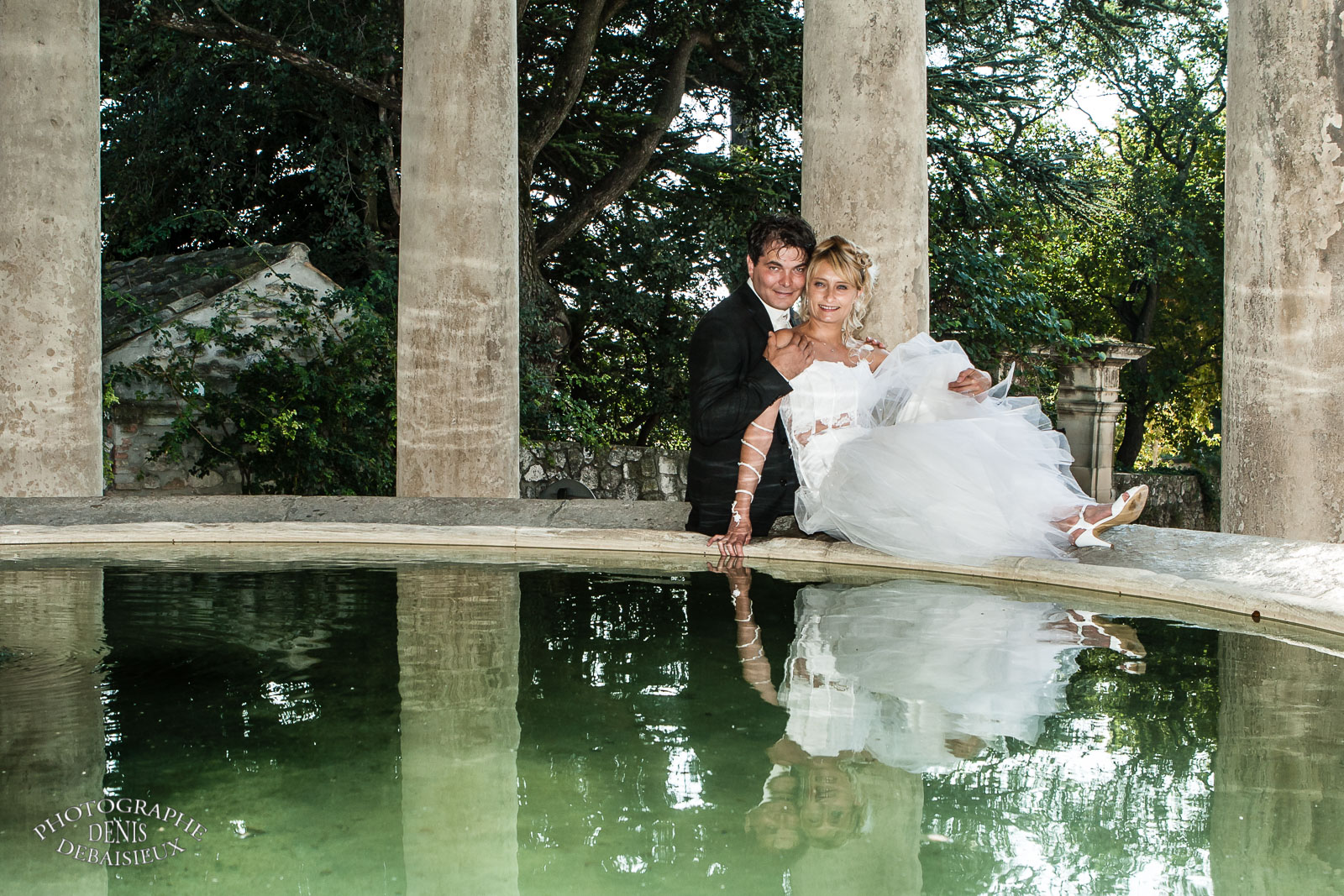 Tendre couple au bord du lavoir