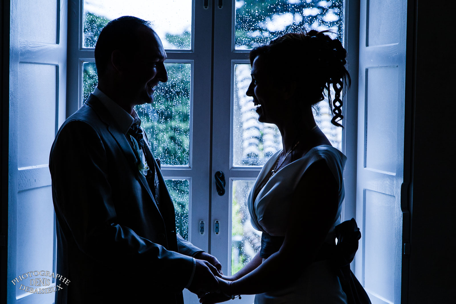 Les mariés devant la fenëtre.