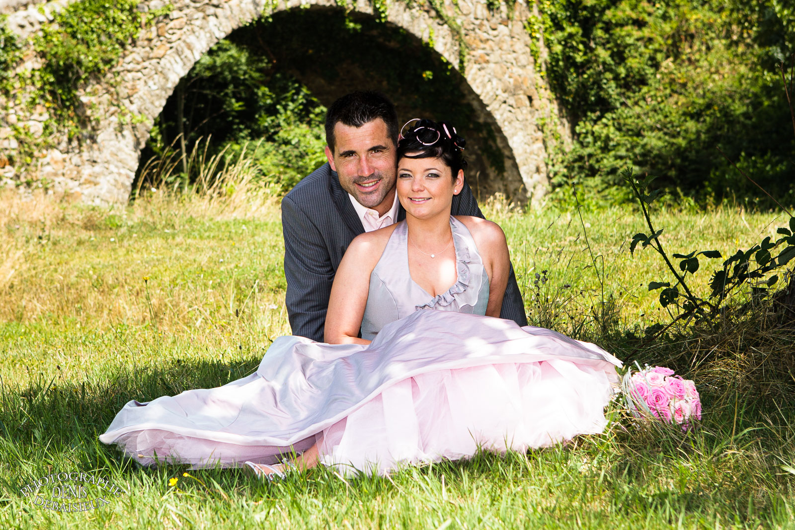 Assis dans l'herbe